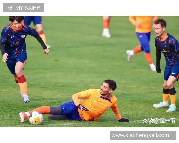 足球明星意外摔倒瞬间视频引发热议球迷纷纷评论反应不一